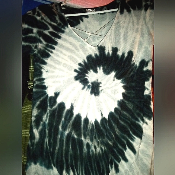 Black and white spiral top - Picture 1 of 1
